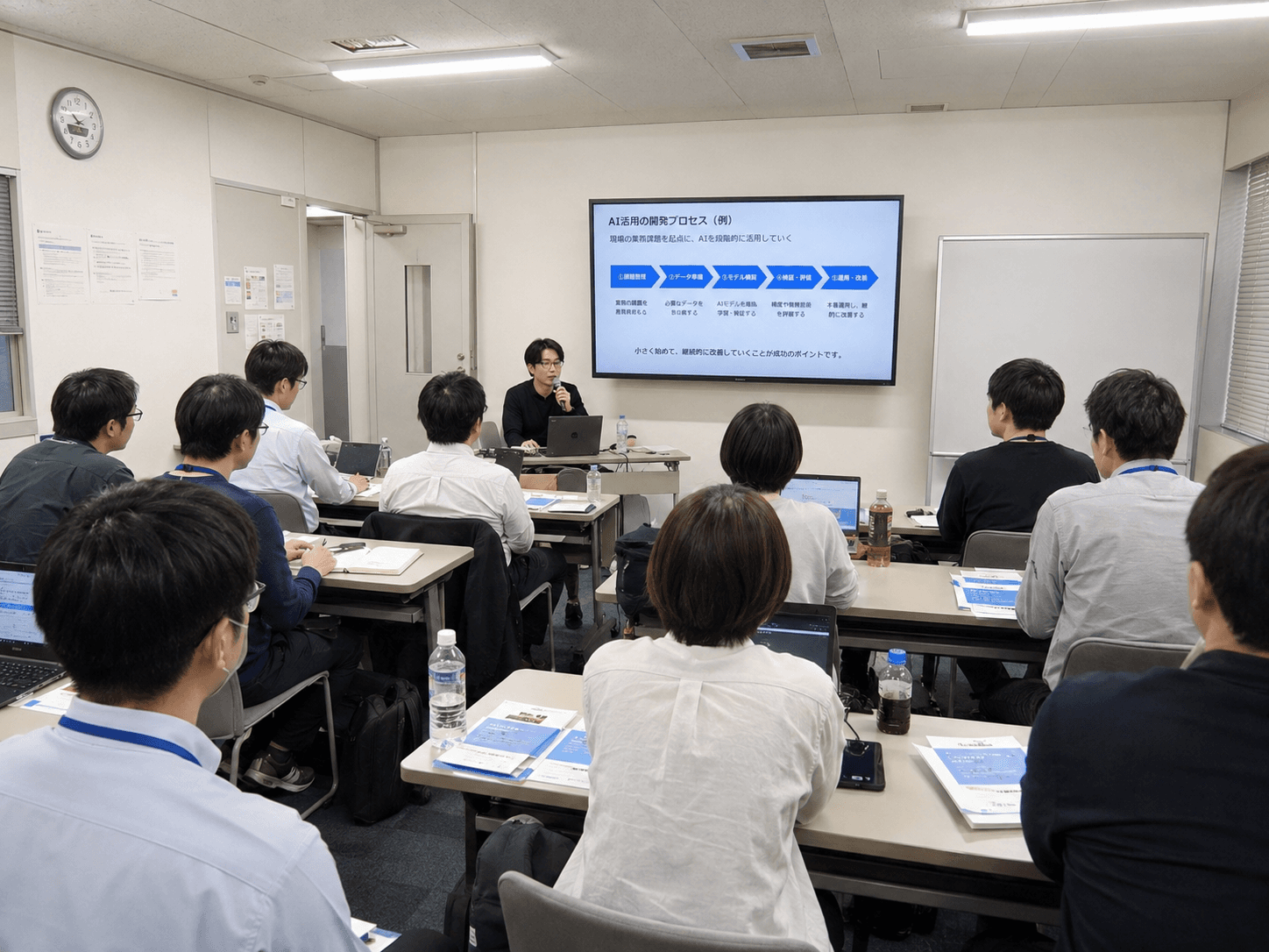 会議室で実施した企業向けAI研修の様子